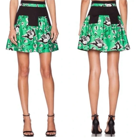 DVF Diane Von Furstenberg
Claire Green Floral Minis Skirt
Size 10 - Picture 1 of 16